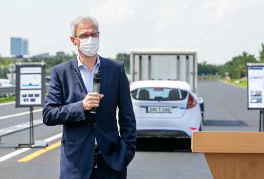 로베르토 렘펠 지엠테크니컬센터코리아 사장이 지난 10일 인천 경제 자유구역 내에 위치한 청라 주행시험장의 능동 안전 시험로 완공식에 참석해 연설을 하고 있다. 한국GM 제공